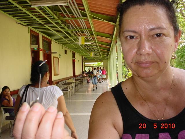 Sara de la Rocha, muestra aguja encontrada en colchon de la cama...